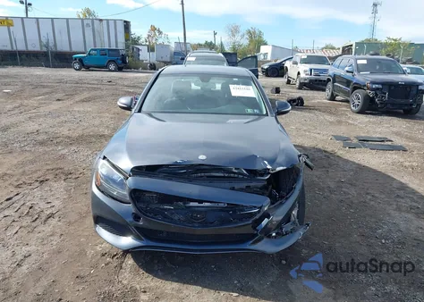 2015 Mercedes-Benz C 300 4Matic z USA, uszkodzony, nr VIN 55SWF4KB6FU034628